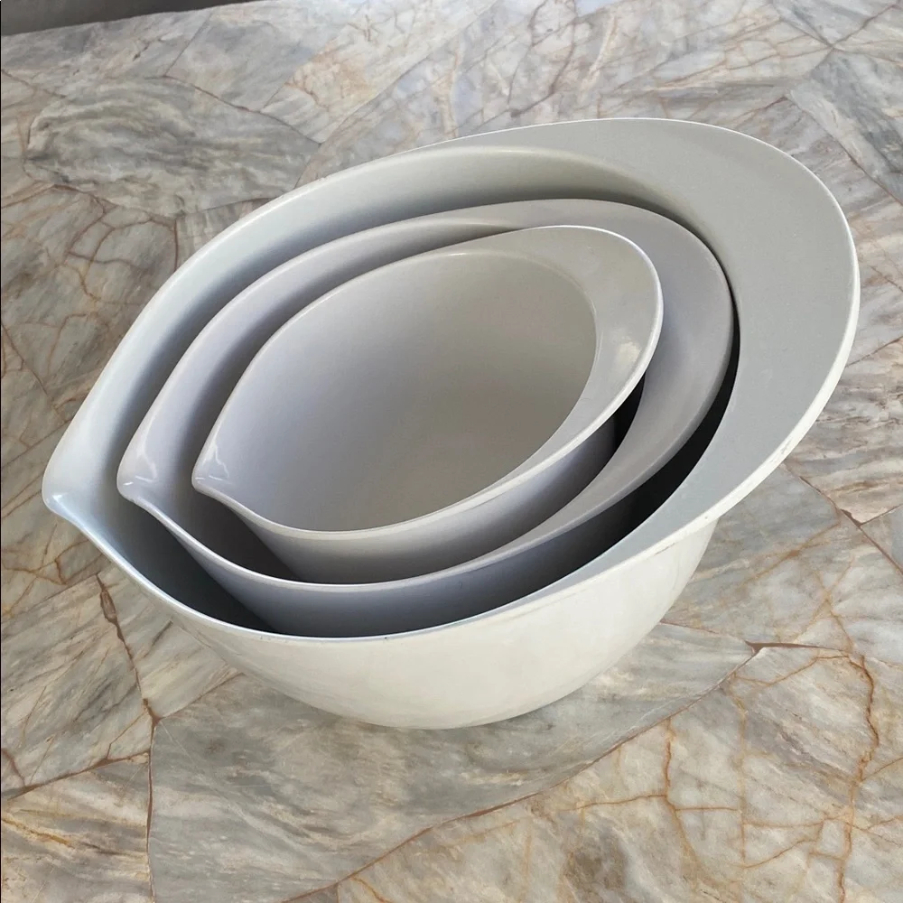 Williams Sonoma White Melamine Nesting Mixing Bowls with Spout Set of 3